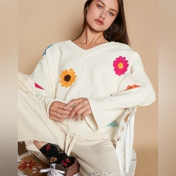 POL Cream Oversized Chenille Floral Patch Sweater Size Small - Picture 4 of 6